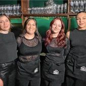 <p>Die Damen hinter der Theke hatten bei der Eröffnung alle Hände voll zu tun, aber für ein Foto standen sie gerne bereit.</p>
