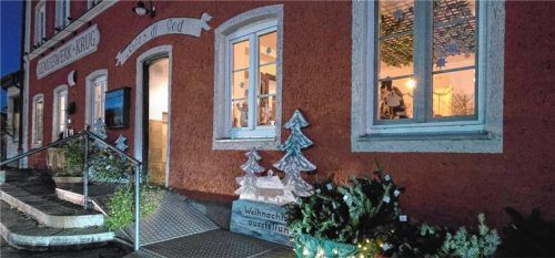 Die Dekoration vor dem Haus stimmt auf die Ausstellung ein. Fotos Ammelburger