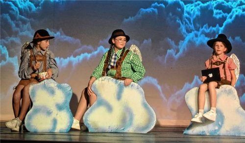 Die drei bairischen Himmelsboten – angetan mit Lederhose, Karohemd und Flügeln: (von links) Engel Alois (Franziska Kufner), Engel Rosmarie (Giulia Montanaro) und Engel Zenzi (Elisabeth Hajek). Foto Ammelburger