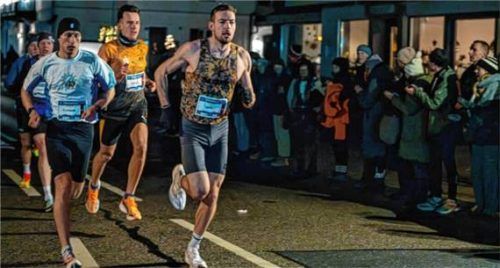 Die drei erstplatzierten Topläufer Florian Bremm, Niklas Buchholz und Jens Mergenthaler (von links) sind auch 2025 wieder am Start in Aschau im Chiemgau.Foto re