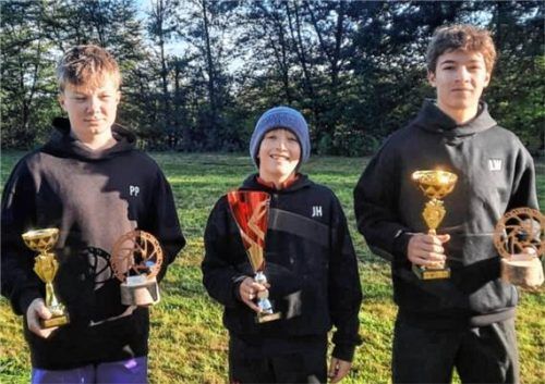 Die erfolgreichen Trialfahrer von der MTG Kiefersfelden: Paul Beckmann, Jonathan Huber und Leon Winkler (von links) sammelten Süddeutschland-Medaillen.Foto re