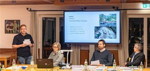 Die Erhöhung der Trinkwasserpreise hat in Unterwössen viel mit Investitionen in die Zukunft zu tun. Die stellte Wassermeister Wolfgang Fladischer (links) mit Hochbehälterbau und der Umstellung auf moderne Wasserzähler dar. Mit dabei waren (von links) Bauamtsleiterin Jana Schmidt-Hindinger, Zweiter Bürgermeister Johannes Weber und Verwaltungsleiter Thomas Müllinger. Foto Flug