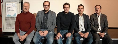 Die Experten des InnKlinikums freuen sich über das rege Interesse beim ärztlichen Wintersymposium: (von links) Professor Dr. Peter Rieckmann (Chefarzt Neurologie InnKlinikum Altötting), Professor Dr. Christian Jurowich (Chefarzt Allgemein-, Viszeral- und Onkologische Chirurgie InnKlinikum Altötting), Dr. Jörg Filser (Organisator des Wintersymposiums und leitender Oberarzt der Allgemein-, Viszeral- und Onkologischen Chirurgie InnKlinikum Altötting), PD Dr. Sebastian Rasch (Chefarzt Medizinische Klinik II am InnKlinikum Altötting), Professor Dr. Christian Pfeifer (Chefarzt Unfallchirurgie, Orthopädie und Handchirurgie am InnKlinikum Altötting).