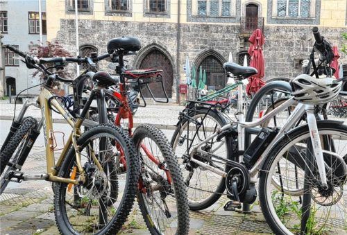 Die Fahrradständer in der Altstadt sind oft vollgeparkt. Mehr sollen Abhilfe schaffen, doch an manchen Stellen stößt die Idee auch auf Kritik.