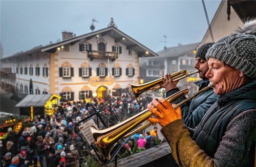 Die festliche Atmosphäre bekam ihren Klang durch die Samerberger Bläsergruppe, die vom Balkon des Rathauses aus mit Adventsweisen für die passende Begleitung sorgte. Fotos Nitzsche