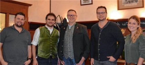 Die „Freie Wählerschaft Grassau“ tritt mit (von links) Sebastian Bosch (Platz 1), Sepp Grießenböck (2), Gunter Fries (3), Michael Förg (4) und Alexandra Tricks (5) an.Foto Eder