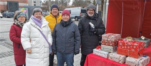 Die freiwilligen Sammler des SPD-Ortsverbands freuten sich über die zahlreichen Päckchen, die von den Waldkraiburgern für Senioren gepackt wurden. Foto  re