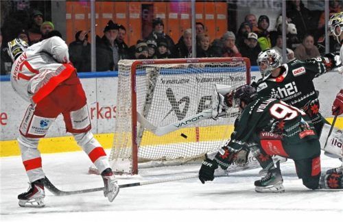 Die Führung für Bad Nauheim: Raphael Jakovlev schießt zum 2:1 ein.Foto Franz Ruprecht