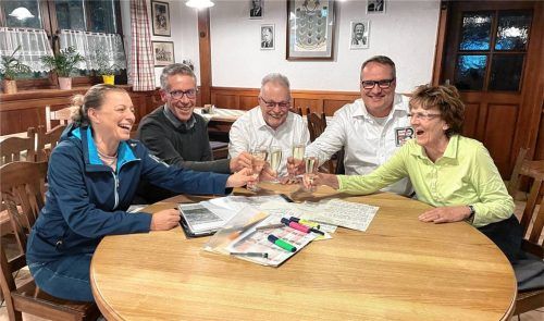 Die Führungs-Crew des Bruckmühler First-Responder-Fördervereins mit (von links) Melanie Porkert, Revisor Andreas Aigner, Reinhard Geigerseder, Florian Kusterer und Gertraud Geigerseder. Foto Neuwirth