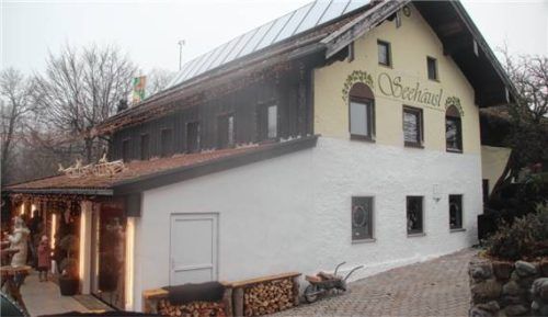 Die Gaststätte „Café Taverna Seehäusl“ am Stötthamer Chiemseeufer wird nach Umbau im Inneren und der neuen Terrasse nun auch noch im Außenbereich umgestaltet und mit einer zusätzlichen Mitarbeiterwohnung ausgestattet. Foto Zandl