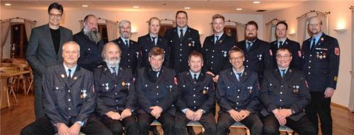 Die geehrten Aktiven der Feuerwehr Grünbach mit Landrat Maximilian Heimerl (links) und Kreisbrandrat Harald Lechertshuber (rechts).Foto  Wagner