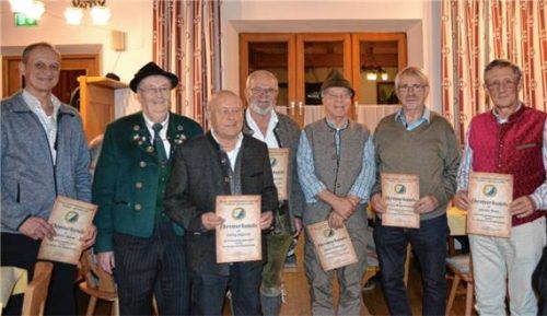 Die geehrten Gründungsmitglieder der KSK Staudach-Egerndach: (von links) Günter Sturm, Klaus Weisser, Georg Angerer, Bernd Koller, Albert Neumayer, Franz Hewigenhauser und Johann Ranz. Foto eder