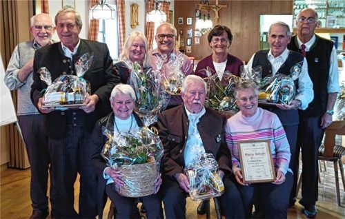 Die geehrten Mitglieder bekamen kleine Geschenke als Dank. Foto Rauchclub Pullach