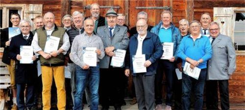 Die geehrten Mitglieder: (von links) Roland Sondermeier, Michael Hausperger, Anton Weichselgartner, Klaus Bauer, Sebastian Killermann, Alois Binsteiner, Georg Lantenhammer, Vorsitzender Stephan Miggisch, Hermann Jost, Hans Obermeier, Rudi Lanzinger, Siegfried Gossert, Willi Haos, Georg Reichl, Josef Aigner, Karl Jost und stellvertretender Vorsitzender Lorenz Hausperger. Foto Franz Maier