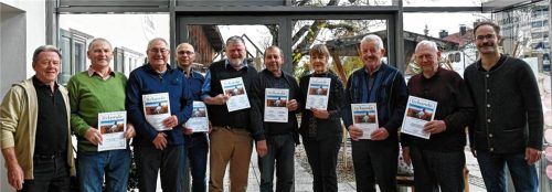 Die Geehrten: (von links) Josef Lackner (zweiter von links), Rudolf Oberpichler, Istvan Guba, Rupert Hacker, Georg undGabi Langgartner, Jakob Gerg und Josef Huber eingerahmt von den beiden Vorsitzenden Karl Steffan (links) und Stefan Mayer (rechts).Foto re