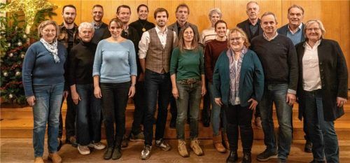 Die Gemeinderatskandidaten rund um Simon Hausstetter (Mitte). Foto re