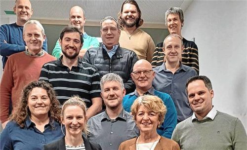 Die Gemeinderatskandidaten um Hildegard Brader (vorne, Zweite von rechts).