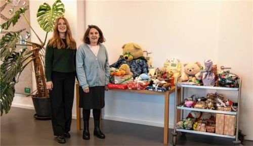 Die Geschenke der Mitarbeiter für die Kinder in der Region übergibt Lena Haag, People & Culture-Managerin Byodo Naturkost (links) an Claudia Hausberger, Sozialreferentin der Stadt Mühldorf.Foto Byodo