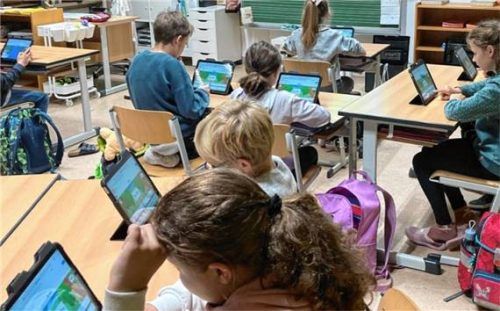 Die Grundschüler nutzen die neuen I-Pads mittlerweile fleißig in vielen Bereichen des Unterrichts. Foto  GrunDschule