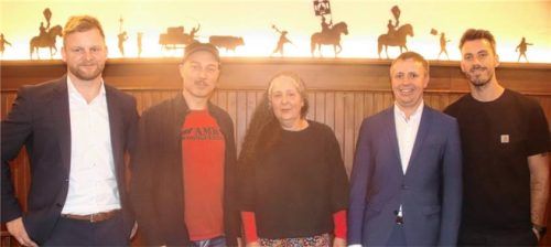 Die Hauptprotagonisten des Abends: (von links) Josef Scharnagl, Geschäftsführer der Wohnbaugesellschaft Traunstein, Marcel Seehuber, Vorstandsmitglied des Vereins „Sauriassl Syndikat“ in Altötting, Manuela Sträter, Sozialpädagogin der Wohnungsnotfallhilfe Anthojo in Traunstein, Oberbürgermeister Christian Hümmer und Moderator Holger Eschenmüller vom Verein „Henastoibande“. Foto Zandl
