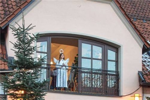 Die himmlische Botschaft des Kult-Uriel erfreute die Besucher des 21. Mettenheimer Adventsmarktes.