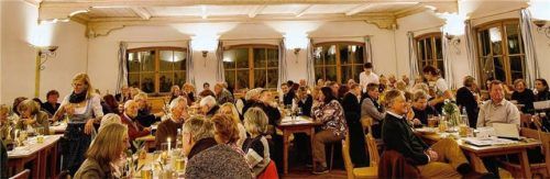 Die Initiativgruppe „Rettet den Malerwinkel“ und der „Umweltschutzverband Alztal und Umgebung“ informieren bei einem Dinner-Konzert in Seeon-Seebruck über das umstrittene Malerwinkel-Projekt. Foto re