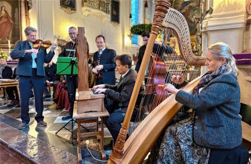 Die „Innleitn Geigenmusi“ setzte das selten gehörte Orgelportativ musikalisch in Szene. Foto Marktgemeinde Prien.