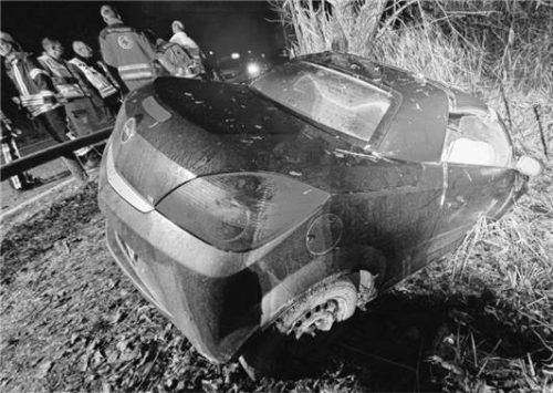 Die Insassen des verunglückten Autos machten sich nach dem Unfall aus dem Staub. Foto Ammelburger