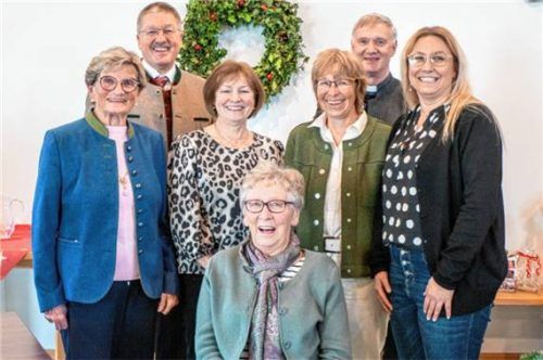 Die Jubilare des Kirchenchores St. Martin sind (von links) Luise Färbinger (55, Chormitglied), Wolfgang Kurfer (50), Marianne Hagemeister (40), Lisi Guggenbichler (65), Susi Färbinger (45), Gratulant Pfarrer Martin Straßer und Claudia Brandstetter (35).Foto flug