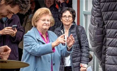 Die Jubilarin Christa Obermaier dirigiert die Aschauer Blaskapelle. Foto Gerstner