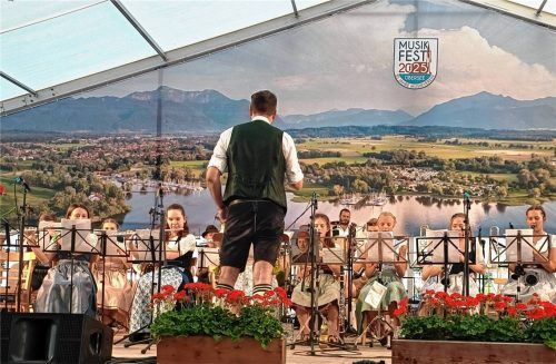 Die Jugendblaskapelle Übersee spielte im vergangenen Sommer auch beim Musikfest. Der Rat hat einstimmig beschlossen, dem Musikverein Übersee-Feldwies einen Zuschuss von 20.000 Euro für die Ausbildung zu gewähren. Foto  Archiv Giesen