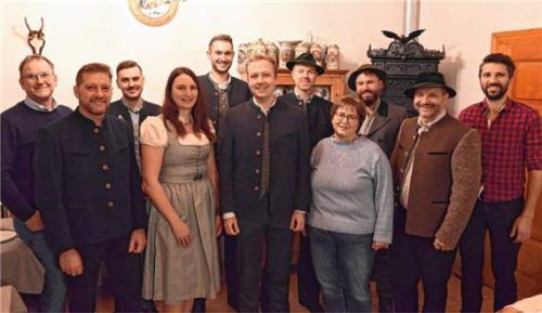 Die Kandidaten der „Bürger für Samerberg“ mit Bürgermeisterkandidat Michael Auer (Mitte).Foto Deindl