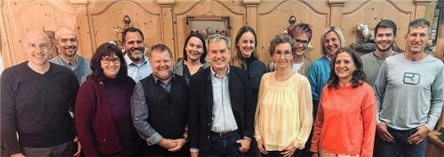 Die Kandidaten der „Bürger für Schleching“: (von links) Markus Haumaier, Hans-Peter Haumaier, Uschi Ziegler, Dr. Stefan Prasch, Walter Reisenauer, Petra Gasteiger, Thomas Müllinger, Elisabeth Forte (geb. Bachmann), Martina Hammerl-Tiefenböck, Mary Neßler sowie Gabi Speiser, Christine Zaiser, Felix Schuler und Franz Loferer. Foto re