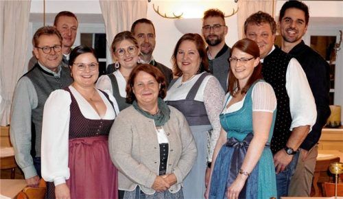 Die Kandidaten der Bürgerbewegung Aschau für den Gemeinderat.Foto re