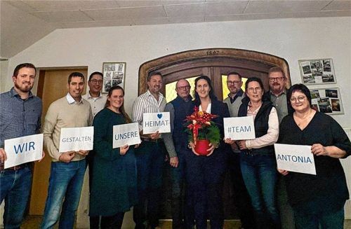 Die Kandidaten der CSU, die für den Gemeinderat Heldenstein kandidieren. Bürgermeisterin Antonia Hansmeier (mit Blume) wird sich auch wieder zur Wahl stellen.Foto  Privat