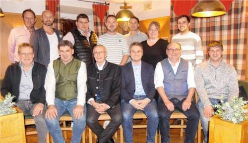 Die Kandidaten der Freien Wähler Engelsberg zur Gemeinderatswahl 2026. Jeweils von links: vorne Konrad Bernhart, Josef Göbl, Franz Gsinn, Karl Scheitzeneder, Andreas Bichler und Rupert Vorportner, hinten Bartholomäus Stadler, Ulrich Unterforsthuber, Andreas Kainzmaier, Marcus Saunar, Christian Reichtalhammer, Juliane Schmid und Marco Dorfner. Foto gillitz