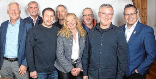 Die Kandidaten der Freien Wähler (von links); Wilhelm Skudlik, Hendrik Gerschewski, Stefan Blumberger, Raimund Kühnel, Karin Mayerhofer, Jürgen Kuznik, Stephan Lang sowie Wahlleiter und Landtagskandidat Markus Saller. Foto Wagner