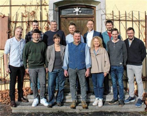 Die Kandidaten der FWG Ramsau: (hinten, von links) Andreas Brandl, Stefan Keilhacker, Michael Schmuck, Franz Wimmer und Michael Schaber sowie (vorne, von links) Thomas Bibinger, Christoph Huber, Sabrina Wimmer, Martin Huber, Angelika Maier, Markus Pflügl und Sebastian Meier. Foto ewg ramsau