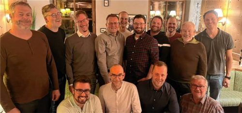 Die Kandidaten der FWG/UWG präsentieren sich: (von links, hinten) Hermann Folger, Markus Stoiber, Karl Hein, Günter Rohr, Robert Waldinger, Klaus Hölzl, Mathias Gabler, Christoph Huber, Peter Huber, Tobias Empl sowie (von links, sitzend) Simon Hendrych, Bernhard Folger, Thomas Gradl und Richard Pointl. Foto Sutherland
