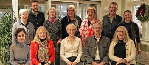 Die Kandidaten der gemeinsamen Liste von FWGA, Grüne, ABL sowie engagierte Bürgerinnen aus Aschau und Sachrang: (vorne, von links) Theresia Schelle, Brigitte Baretzky, Silke Helfmeyer, Wolf Neelsen und Christiane Rabich-Pichler sowie (hinten, von links) Andrea Kohl, Florian Anner, Susanna Voltz, Monika Schmid, Susanne Anderl, Wast Pertl und Johanna Stegherr. Foto re