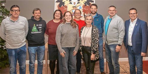 Die Kandidaten der ÜWG für den Gemeinderat Mettenheim (von links): Roland Dichtl, Roland Hofmeister, Sabine Westermair, Eva Dichtl, Sarah Gaspar, Claudia Hohenberger, Florian Gaspar, Dietmar Aimer und Wahlleiter Markus Saller. Foto Kretschko