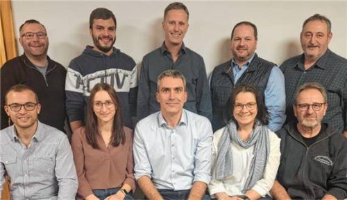 Die Kandidaten der UWG (von links, sitzend) Thomas Tauschhuber, Andrea Weber, Manfred Eder, Josefa Fill, Josef Gründl sowie (von links, stehend) Florian Wastlhuber, Josef Sax, Christian Gebler, Jakob Hölzl, Stefan Balk.Fotos  Reichl