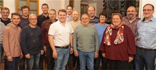 Die Kandidaten der Wählergemeinschaft: (von links) Martin Sax, Jonas Leiner, Axel Herold, Franz Biebl junior, Michael Linner, Thomas Herzog, Julian Sieber, Martin Linner, Joachim Scheper, Franz Donaubauer, Alfons List, Rosa Maria Osner, Birgit Keller, Thomas Keller und Stefan Reinthaler. Foto Sutherland