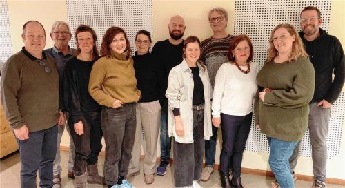 Die Kandidaten, die für „Lebenswertes Buchbach“ bei der Kommunalwahl an den Start gehen: (von links) Konrad Eisenberger, Joachim Schöngut, Johanne Koch, Ramona Enders, Sonja Thalmeier, Thomas Solle, Nina Grübl-Freiwald, Ludwig Seibert, Gerlinde Schöngut, Michaela Lehmeier und Christian Winter.Foto  Rampl
