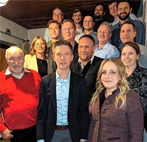 Die Kandidaten für einen Sitz im Gemeinderat, gemeinsam mit Wahlleiter Matthias Eggerl (vorne, Mitte).