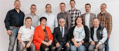 Die Kandidaten und Kandidatinnen der CSU/Parteifreien Wähler Oberbergkirchen/Irl für die Kommunalwahl 2026: (hinten von links) Christian Engelbrecht, seit April Vorstand des SV Oberbergkirchen sowie Vorstand beim Eisstockkreis Mühldorf-Altötting, Franz Greimel, im Gemeinderat seit 1996, Helmut Maier, Franz Gottbrecht, seit sechs Jahren im Gemeinderat, Andreas Wimmer, Johann Glas, Trainer der D-Jugend beim SVO, Klaus Rieglsberger, Gemeindearbeiter in Oberbergkirchen und Gemeinderat seit sechs Jahren, (vorne von links) Maxi Schiller, Landjugend-Vorstand und aktiv in der FFW und beim SVO, Sabine Hopf aus Gerling, seit zwölf Jahren im Gemeinderat, aktueller und erneut kandidierender Bürgermeister Michael Hausperger, Martina Brandlhuber, Hauswirtschafterin im Oberbergkirchner Kindergarten und Hort, Ludwig Striegl. Foto Simone Kienzl