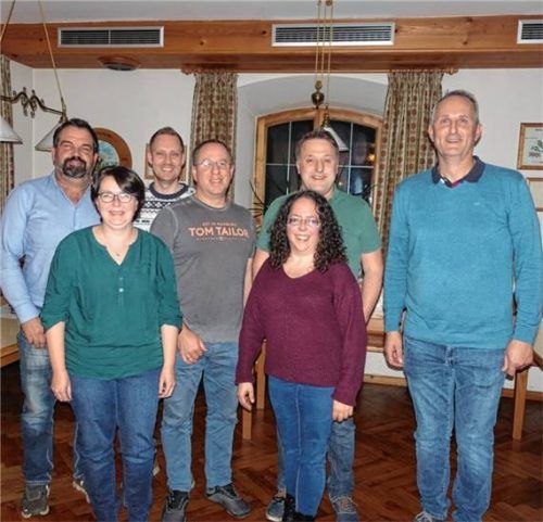 Die Kandidaten zur Gemeinderatswahl von „Gemeinsam für Schonstett“: (von rechts) Kurt Eder, Steffen Pohlers, Astrid Riedler-Pohlers, Peter Schopka, Tobias Angerer, Barbara Stocker und Johann Stadler.Foto Voggenauer