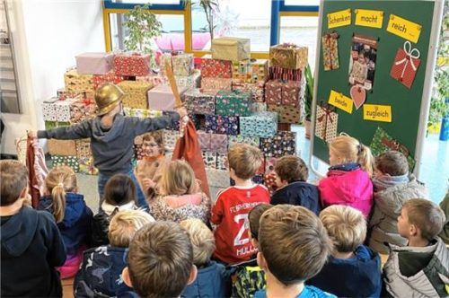 Die Kinder stellen die Mantelteilung von St. Martin vor dem großen Geschenkeberg dar.Foto reichl