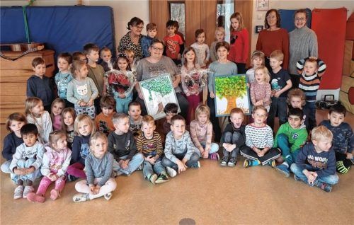 Die Kinder versammelten sich um Maria Grabl-Heinzl und Susi Keppner. Foto Stache