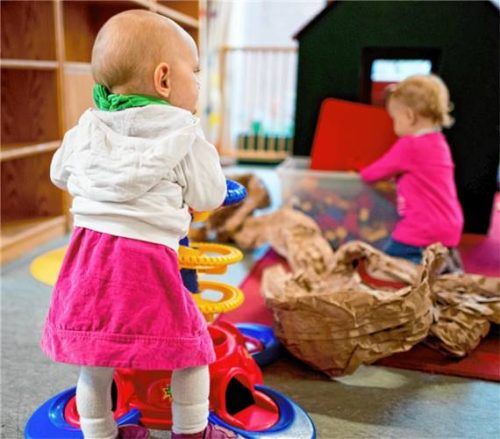 Die Stadt Waldkraiburg will die Gebühren bei der Kinderbetreuung an die gestiegenen Kosten anpassen. (Symbolbild) Foto DPA